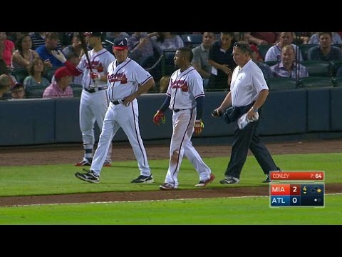 MIA@ATL: Aybar leaves after apparent injury