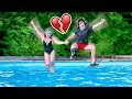 COMPETICIÓN de SALTOS en PAREJA!! NOVIOS SALTANDO en la PISCINA!!