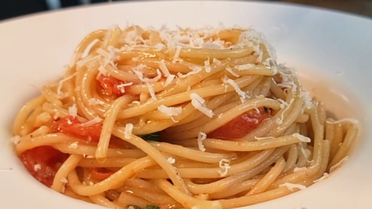 Spaghetti with Fresh Tomatoes, Garlic & Basil | Simple Mediterranean Pasta Perfection