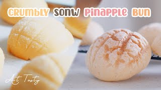 A crispy and crumbly snow Pineapple bun Crispy on the outside, creamy and soft on the inside