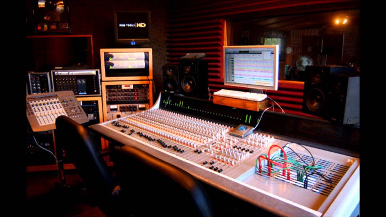 Неуязвимый 2 red head sound. Студия звукозаписи FL Studio. Стол для студии звукозаписи. Студия звука Universal. Red head Sound студия.