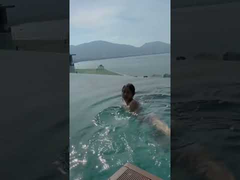 白い編み編みビキニで泳ぐお姉様❤