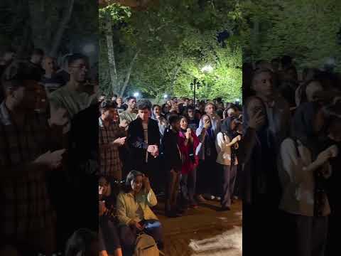 کنسرت خیابونی ببینید جاده رویایی عاشقانه  پاییز خیابون آهنگ کنسرت