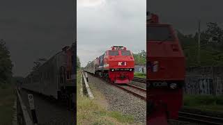 KA 7006 Batavia ditarik lokomotif rnb #keretaapi #sorotan