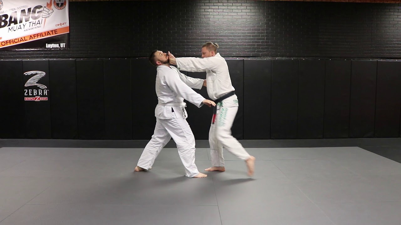 Helio Gracie Self Defense 34 Bear Hug Defense (Under Arms with Chin Push) YouTube