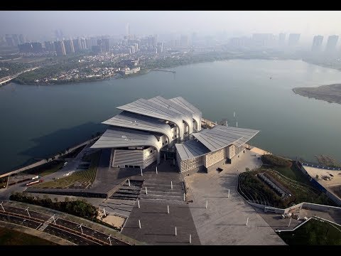 Vídeo: Steven Chilton Architects Projeta O Wuxi Show Theatre Com Colunas Brancas E Cobertura Dourada