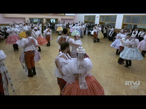 Krojový ples v Prušánkách zahájila mladá chasa Českou besedou