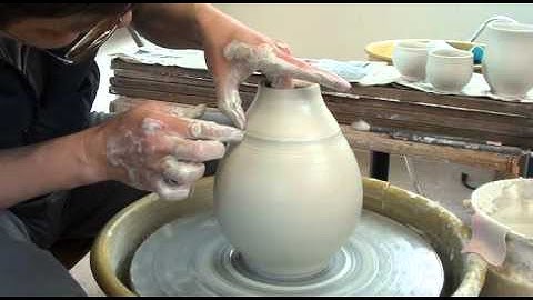 93. Throwing a Closed Porcelain Vase / Bottle with Hsin-Chuen Lin