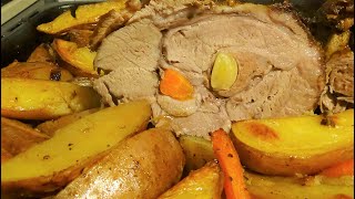 картинка: Жареная свиная шея с гарниром из запеченного картофеля.