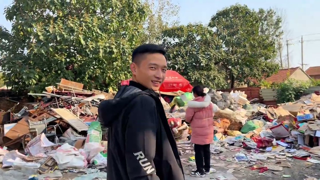 婆婆偷偷卖家里垃圾，不巧被我知道，看到我追到垃圾场有点慌了