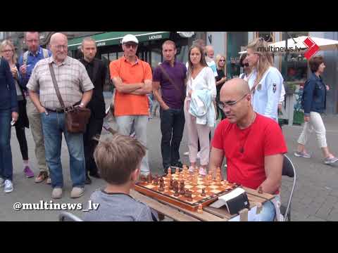 Video: Kā jūs sākat šaha spēli?