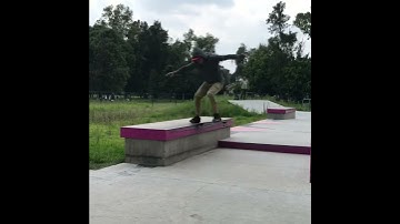 Halfcab noseslide nollie heelflip out