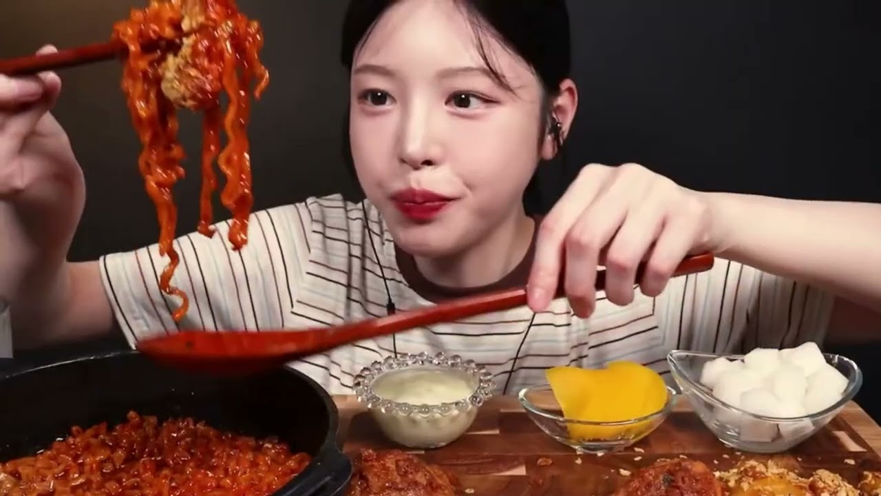 NUCLEAR FIRE NOODLES + GIANT FRIED CHICKEN MOUNTAIN 🍗🔥 MUKBANG ASMR