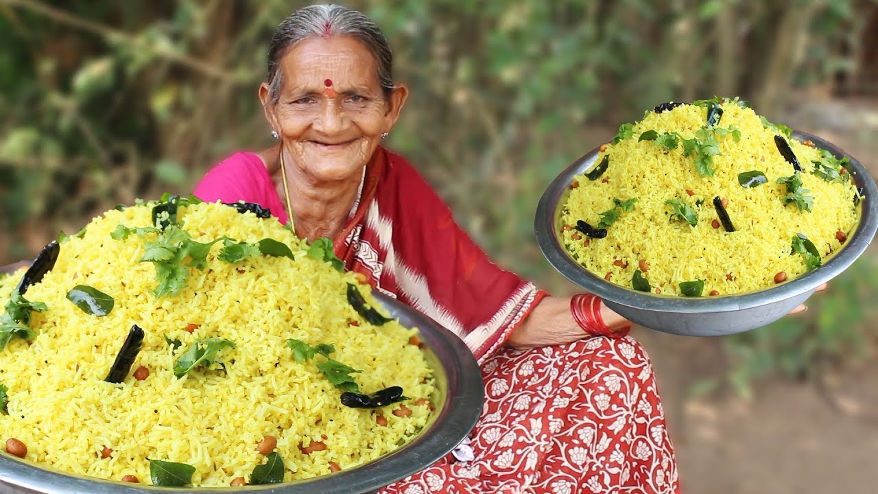 నిమ్మకాయ రసం తో అవ్వ ఎంత బాగా చేసిందో పులిహోర || Lemon Rice || Myna Street Food