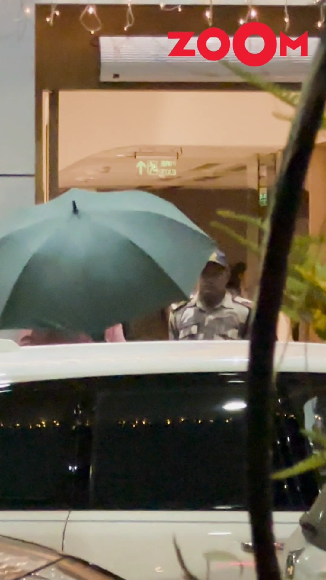 Shah Rukh Khan HIDES himself behind the umbrella to avoid paps as spotted at Kalina airport #shorts