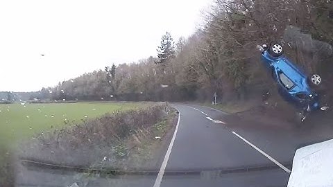 Dashcam toont dramatisch moment waarop auto de controle verliest en over de kop slaat
