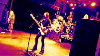 Live performance of One Minute from the 2014 record Outsider, Produ...