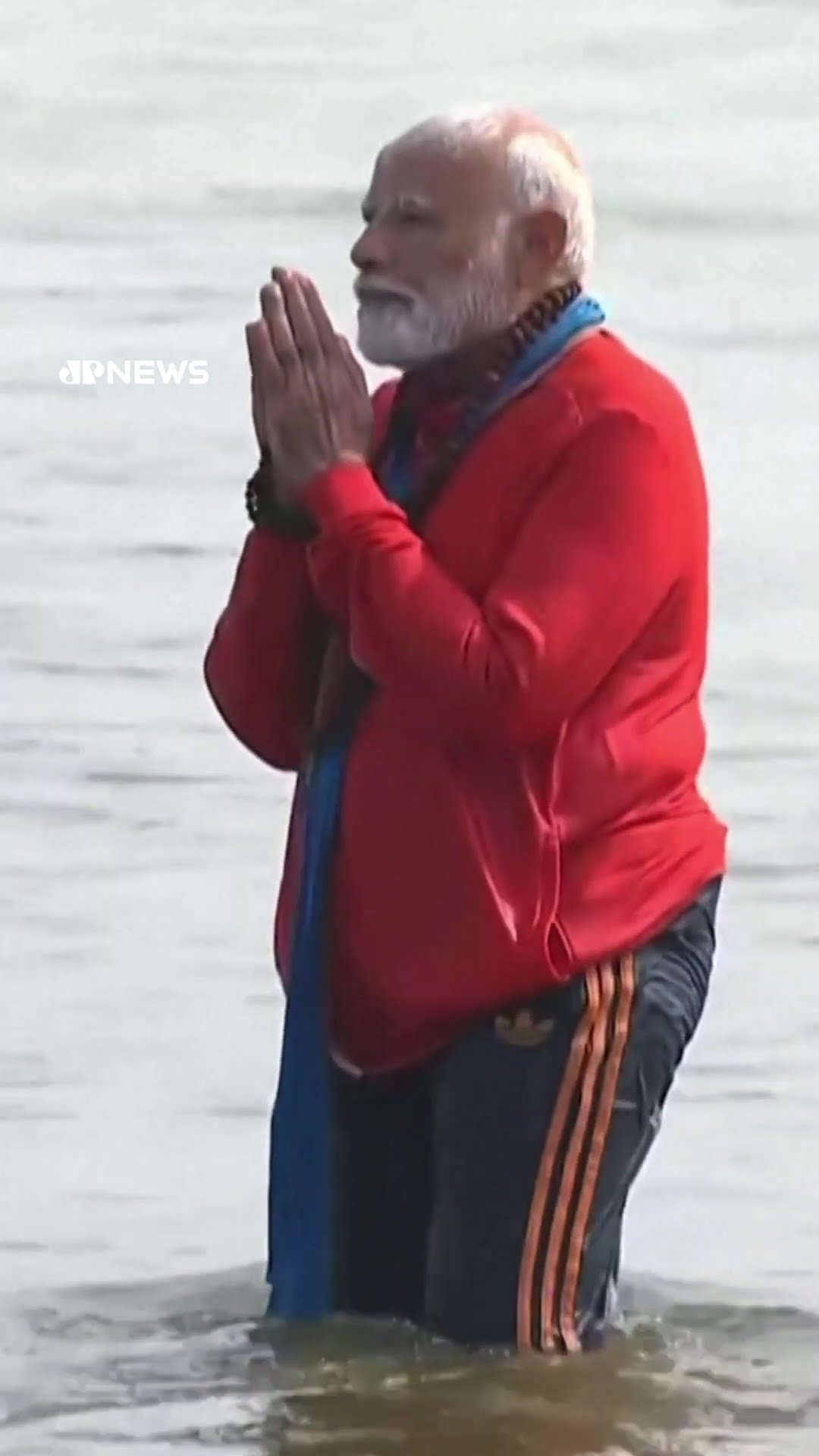 Narendra Modi participa de ritual no Kumbh Mela após tragédia que deixou 30 mortos #shorts