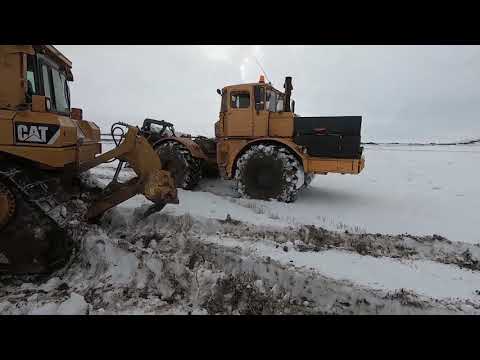 Видео: Чистим снег. Вытаскиваем погрузчик из грязи. Буксируем Камазы.
