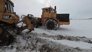 Чистим снег. Вытаскиваем погрузчик из грязи. Буксируем Камазы.