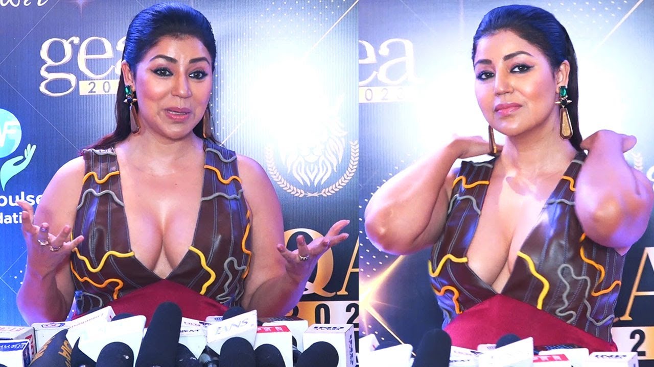 Bandi  Ishare Dekh   Ho  Debina Bonnerjee Hottest Cleavage Interview Ever At Red Carpet