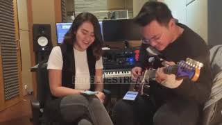 Aaliyah Massaid latihan vocal