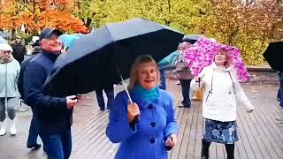 25.10.25г..."Мы уже Пенсионеры"... звучит на Танцполе в Гомельском парке...