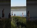 ЗАЛЕЗЛА В ВОДУ И ОРЁТ.