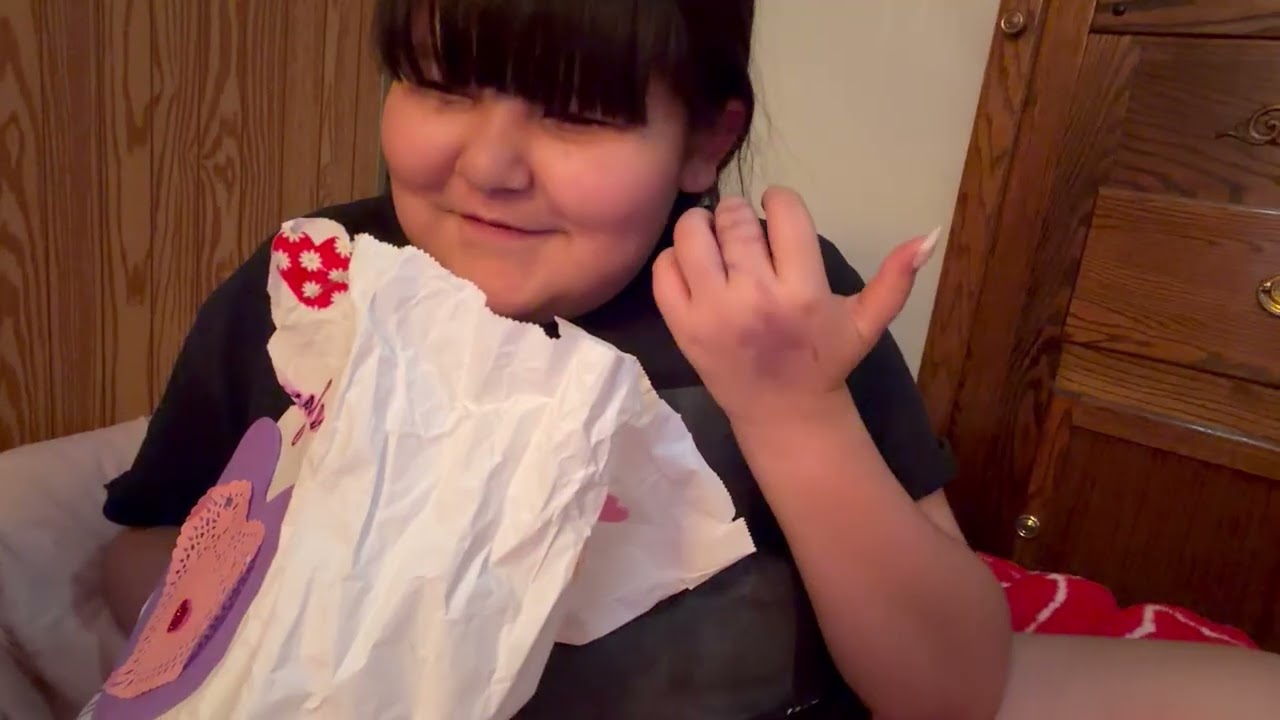 Platicando un rato y mi niña enseñando sus cosas de san valentin ❤️