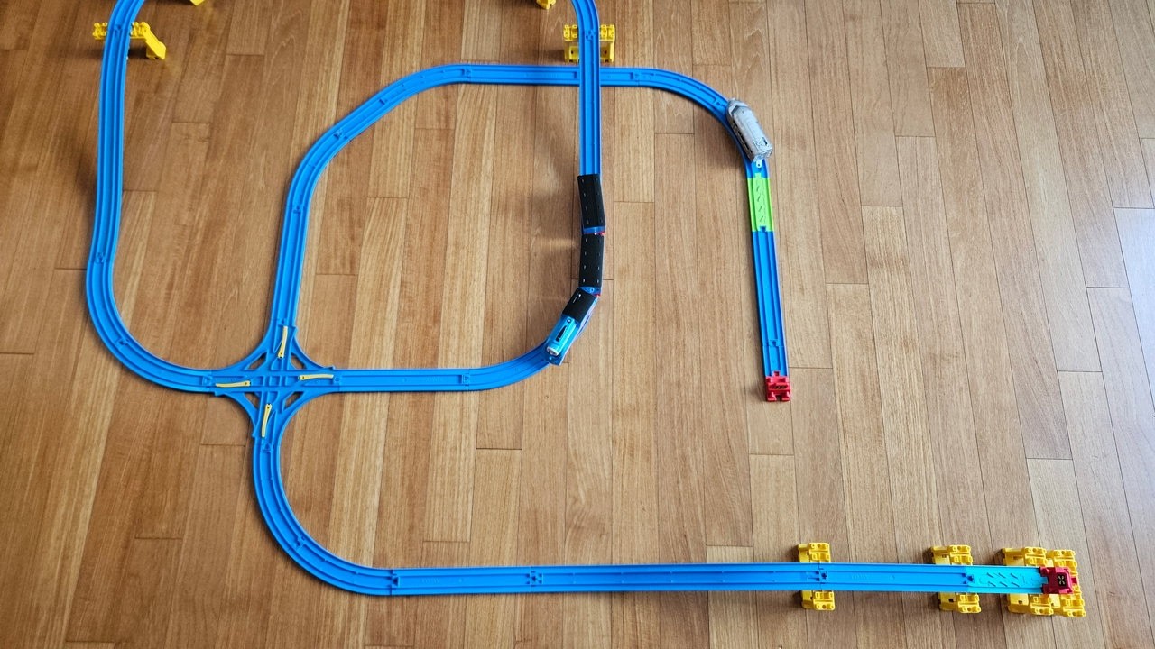 프라레일 (プラレール) 교차로레일과 왕복레일 레이아웃 (交差ポイントレールと往復レールのレイアウト)