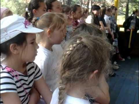 трава колышется. прощание с лагерем. название отряда и девиз для летнего лагеря. усиление ветра. песня в лагерях сильный ветер.