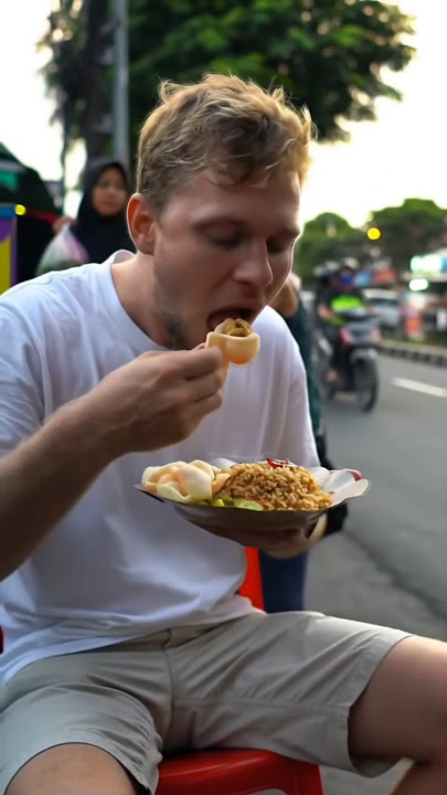 Bule Jerman Makan Nasi Goreng Pinggir Jalan, Auto Nambah!