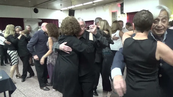 Roberto Peralta dancing with Susana Miller, en Sal...