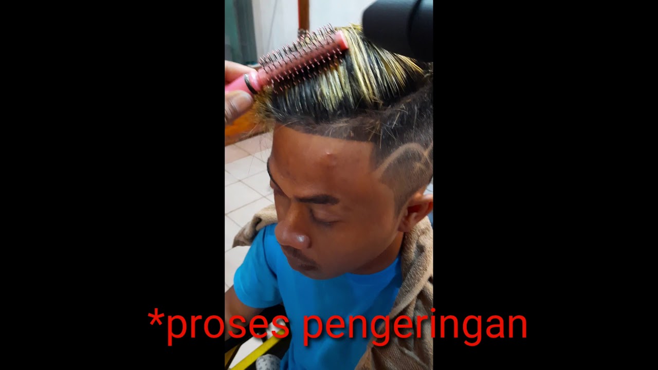 Highlight rambut  pria bleaching atau kuning  emas  di 