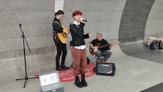Анна Бажанова - Вверх - ТОМА - спела свою авторскую #песню под аккомпанемент друзей в #metro Москвы