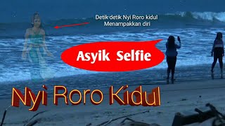 DUA GADIS INI ASYIK SELFIE SEHINGGA TAK MENYADARI KEMUNCULAN NYI RORO KIDUL