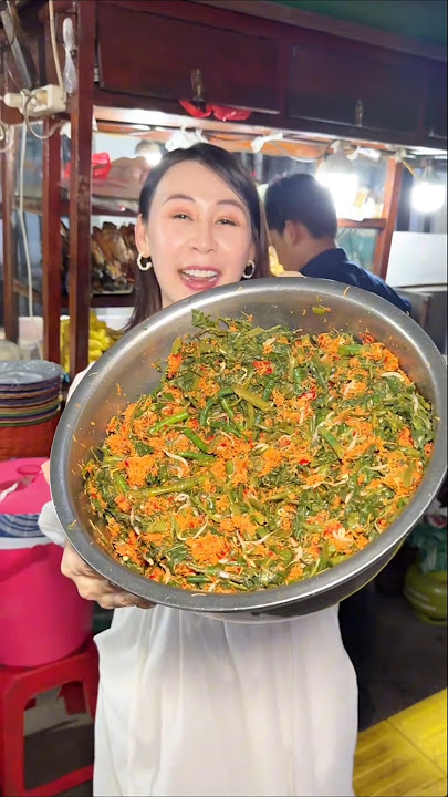 Hari ini kulineran nya keren di Sarinah, tapi sebelahnya. Ada warung makan ayam goreng kaki lima