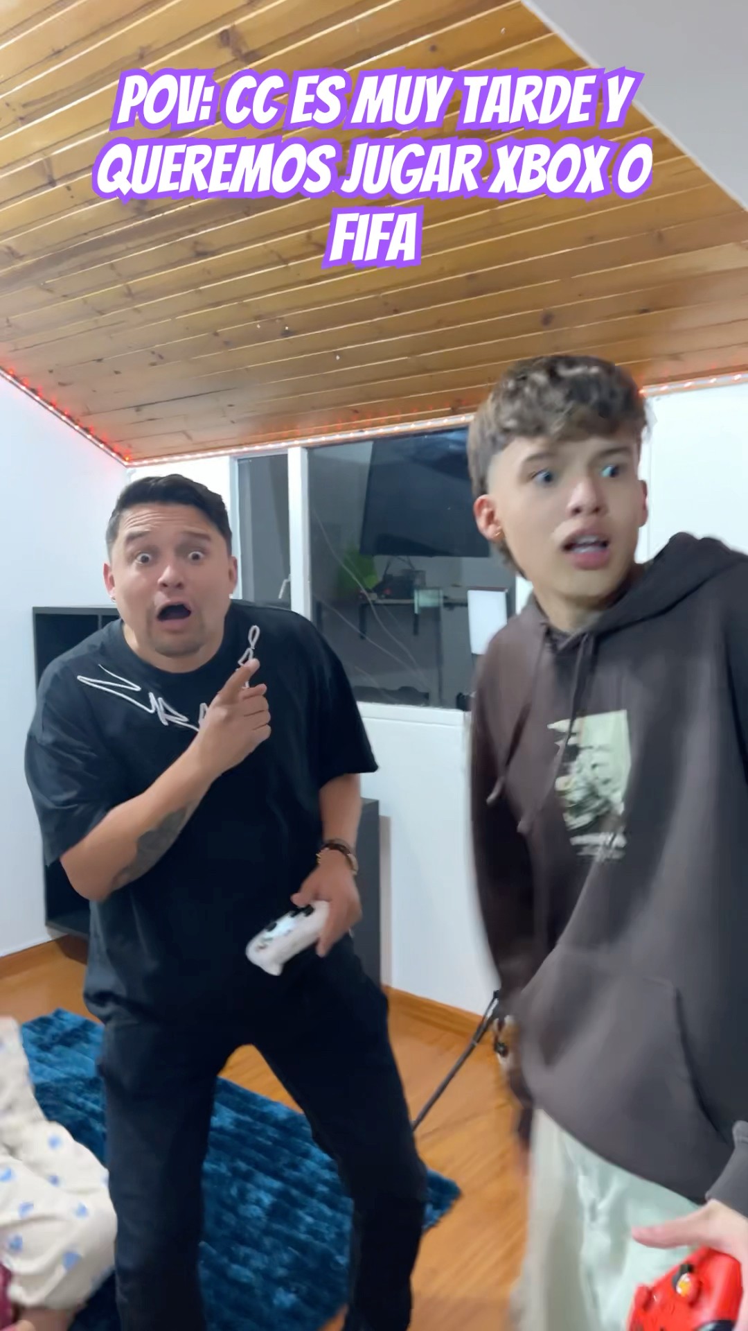 CUANDO MI MAMÁ NOS PROHÍBE JUGAR TAN TARDE #humor #cosasdefamilia #comedia #shortviral