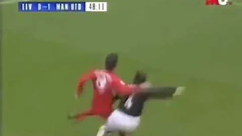 Gabriel Heinze MONSTER TACKLE on Morientes - Liver...