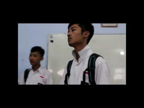 GURU IDAMAN VS MURID IDAMAN DI KELAS IDAMAN (XI IIS 4 SMANSAKA)