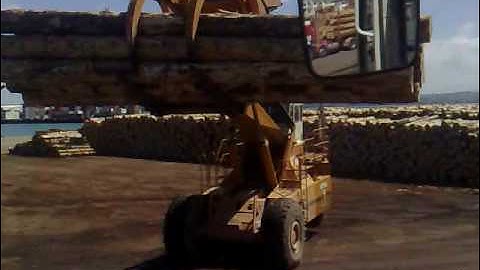 Wagner L80 unloading 11.0m logs