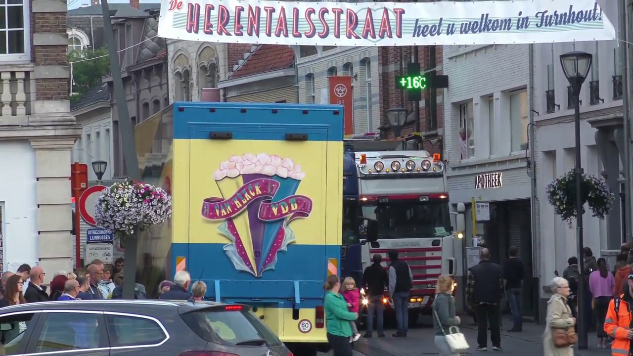 Grote markt Turnhout:Oprijden kermiswagens