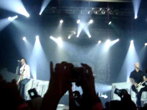 Simple Plan in Curitiba : I kissed a girl/Live you...