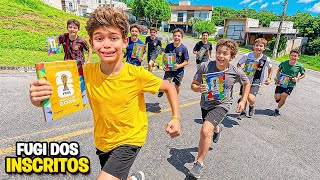 as MENINOS da ESCOLA se juntaram  pra PEGAR nossas FIGURINHAS da COPA 
