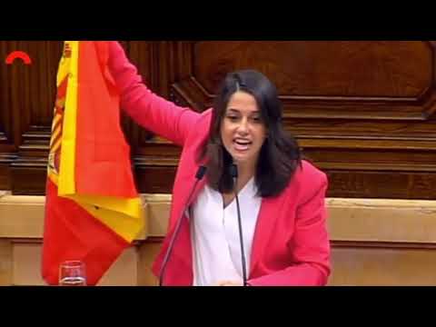 Inés Arrimadas exhibe la bandera de España en la tribuna del Parlament de Catalunya