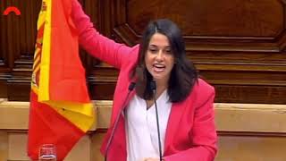 Inés Arrimadas exhibe la bandera de España en la tribuna del Parlament de Catalunya