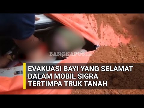 evakuasi-bayi-yang-selamat-dalam-mobil-sigra-yang-remuk-tertimpa-truk-tanah