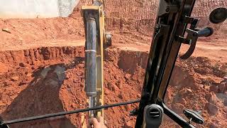 CORTANDO TERRA COM RETROESCAVADEIRA CATERPILLAR 416