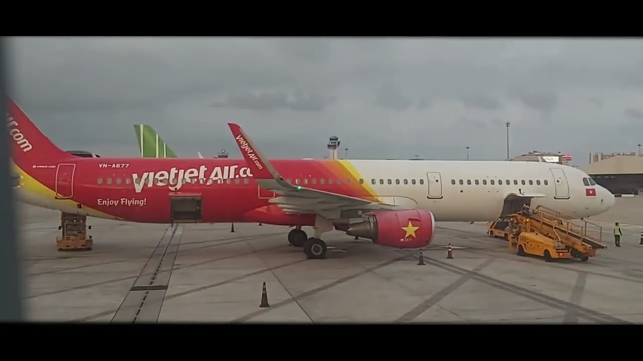 Morning Air Travel | and Tour Around  Tan Son Nhat  Domestic  Airport - Lets' Enjoy Port  Ms. Jvlogs
