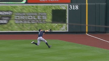 SEA@BAL: S. Smith slides and robs Hardy of a hit